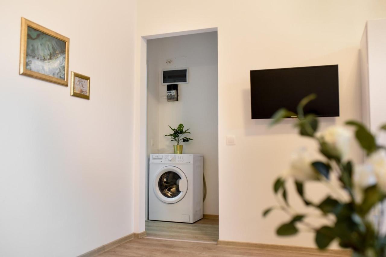 Cozy 1Br Escape - Apartment With Charming Balcony Near Universitate Бухарест Екстер'єр фото