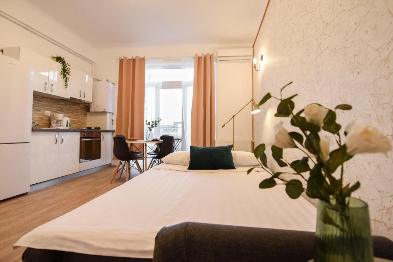 Cozy 1Br Escape - Apartment With Charming Balcony Near Universitate Бухарест Екстер'єр фото