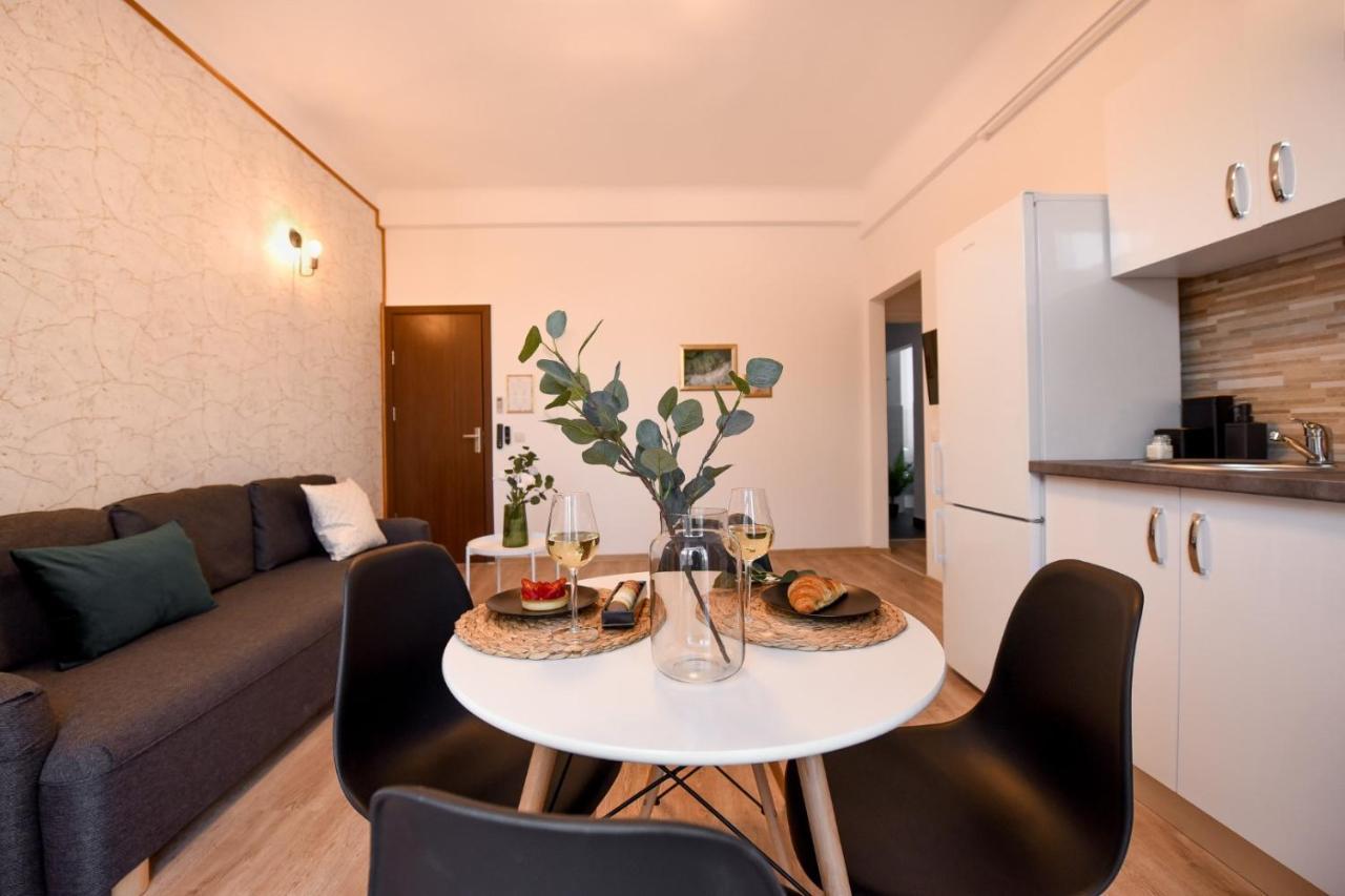Cozy 1Br Escape - Apartment With Charming Balcony Near Universitate Бухарест Екстер'єр фото